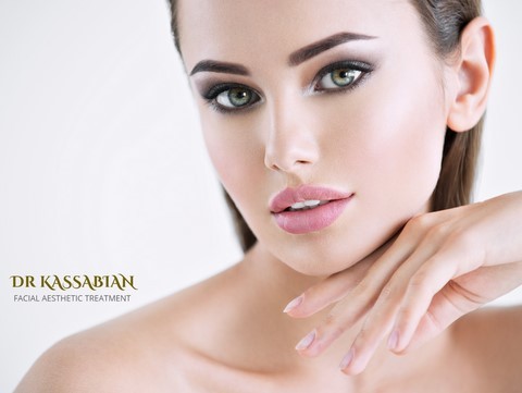 Beau visage féminin, lèvres pulpeuses et des pommettes sculptées. Embellir par injection esthétique.