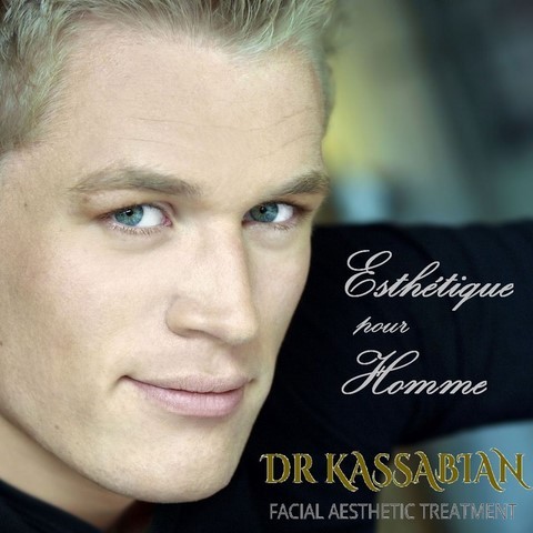Visage d’un homme aux traits masculins affirmés. Les demandes masculines sont un regard frais, un nez droit une mâchoire carrée, un menton défini et une peau nette.