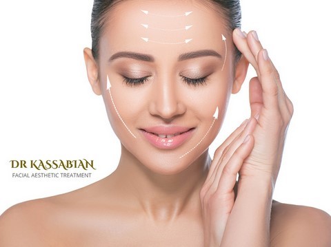 Visage d’une femme belle,  zones à traiter marquées par un crayon dermographique, avant le traitement esthétique. Rajeunir le visage avecles injections de Botox et d'acide hyaluronique.