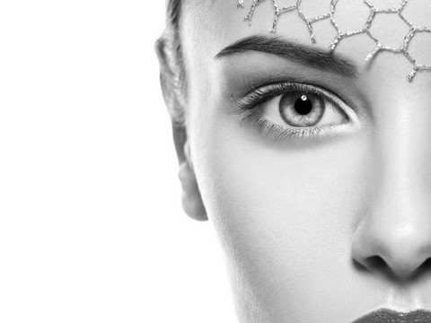 Regard féminin présentant tous les critères de beauté.