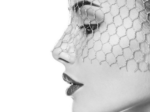 Nez parfait de profil. Rhinoplastie médicale, injection d’acide hyaluronique pour embellir le nez.