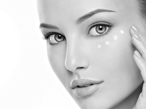 Visage féminin montrant l’intérêt de soigner la peau du visage. soin antiâge du Dr KASSABIAN.  